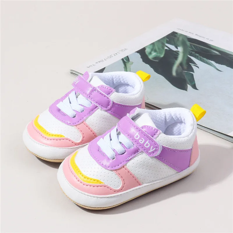 Zapatillas bebé color rosa vistas desde arriba