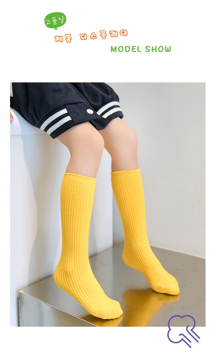 Detalle de medias infantiles hasta la pantorrilla