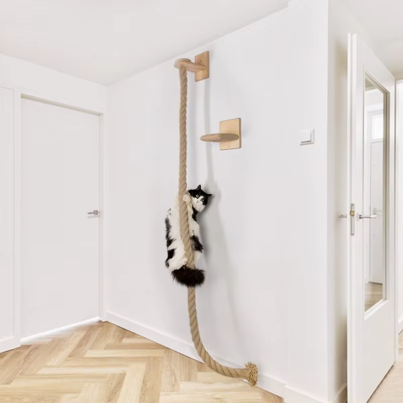 Poste rascador de pared en madera natural con cuerda sisal