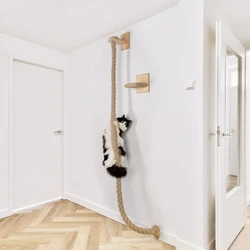 Poste rascador de pared en madera natural con cuerda sisal