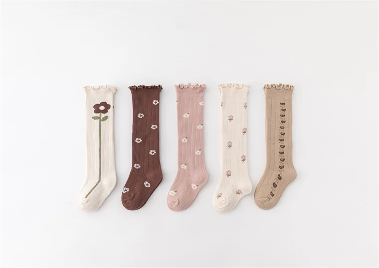 Calcetines florales beige con bordure rallada