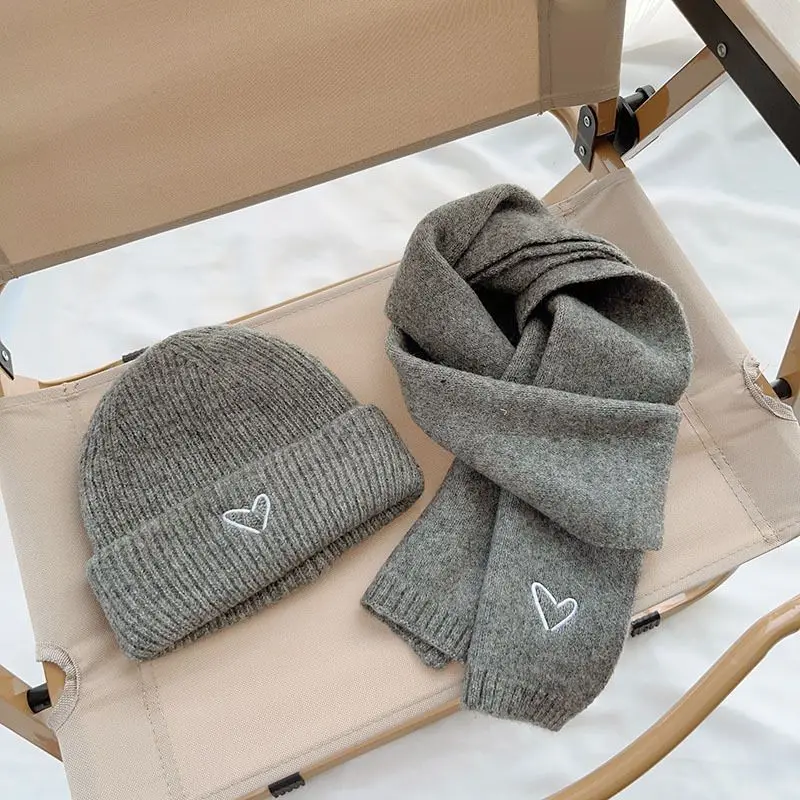 Gorro y bufanda de invierno para bebé – Punto suave con bordado de corazón - imagen 2