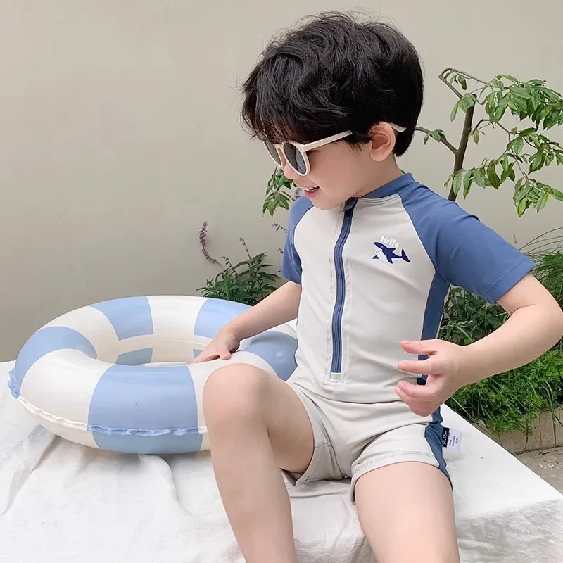 Bañador infantil de una pieza con manga corta delfín y solar - imagen 3
