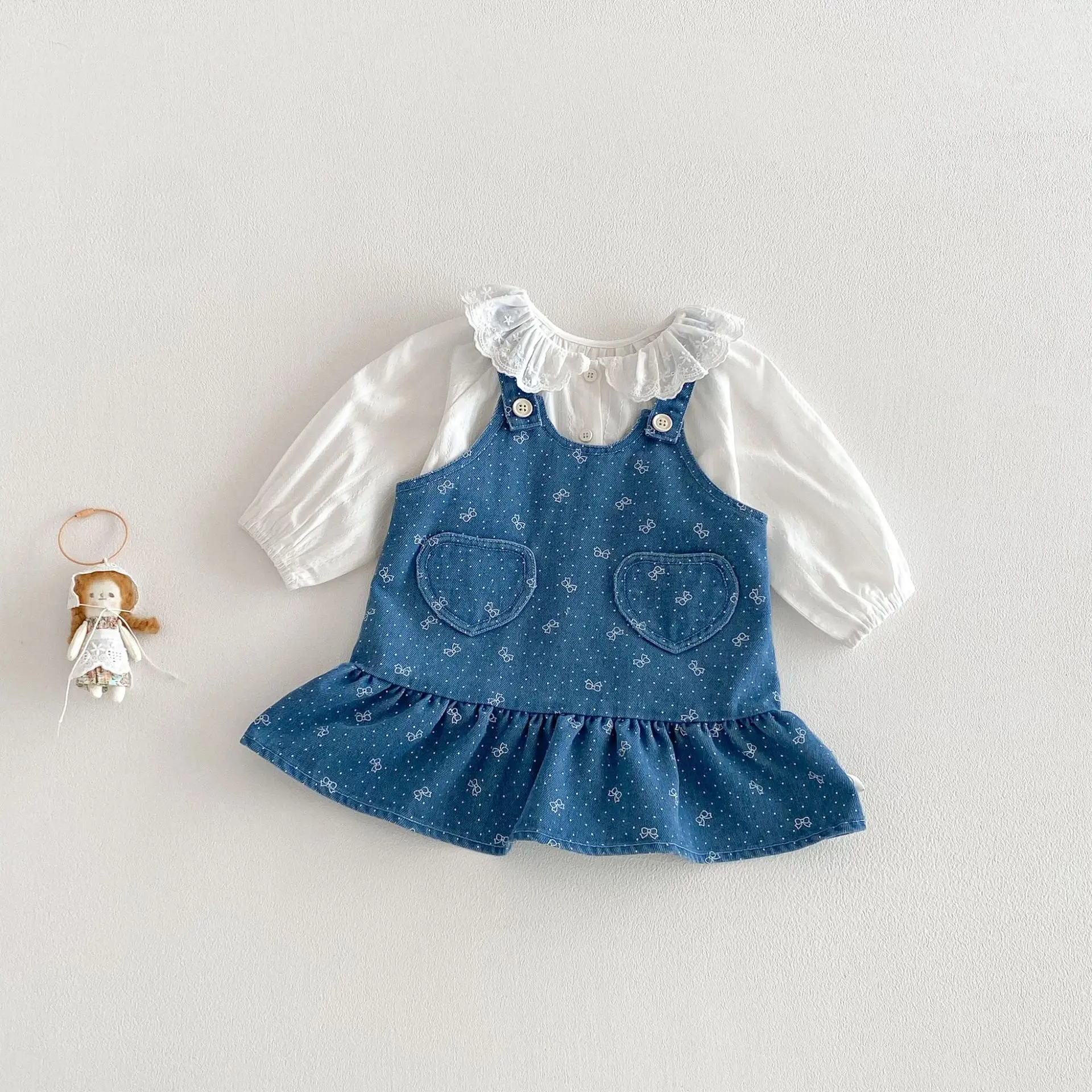 Vestido vaquero para niña con lazo y volantes - imagen 3