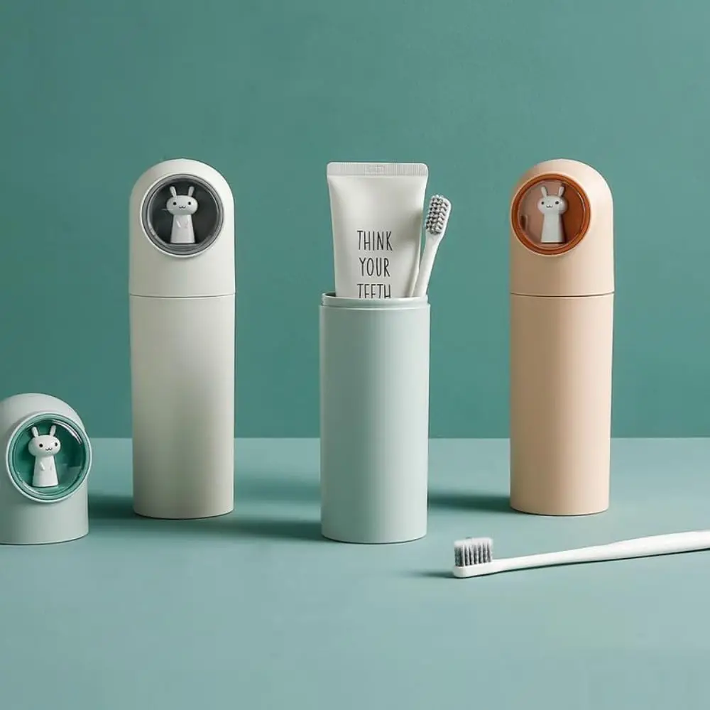 Estuche de viaje para cepillo de dientes con diseño de conejito abierto mostrando sus compartimentos