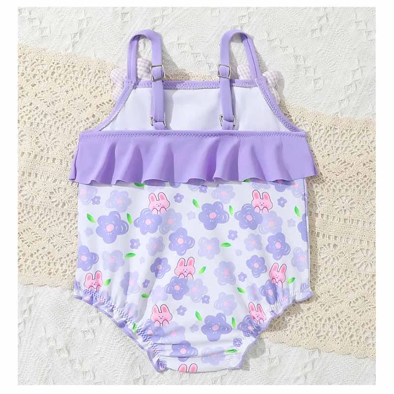 Detalle del estampado y la tela del bañador infantil