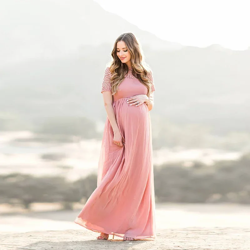 Vestido de maternidad largo elegante en gasa y encaje rosa polvoriento