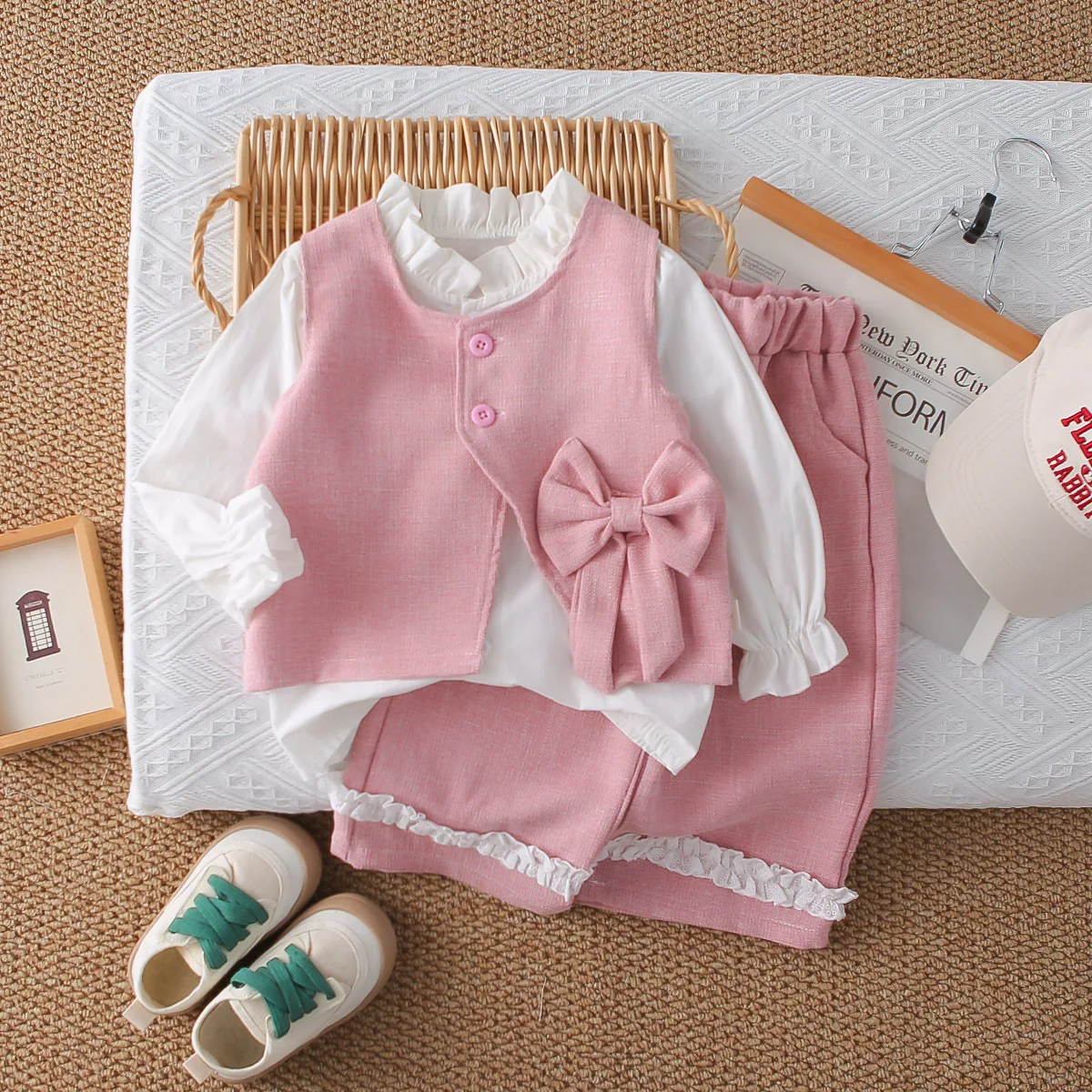 Conjunto completo usado por una niña en parque