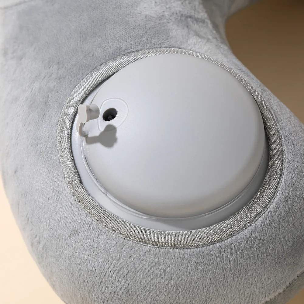 Detalle de la almohada portátil para cuello lista para inflar