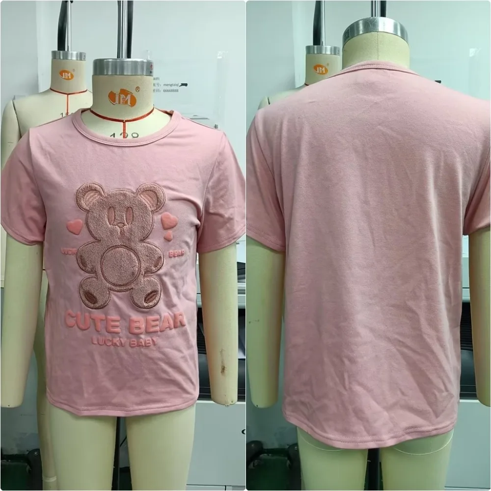 Camiseta combinada con outfits casuales de verano