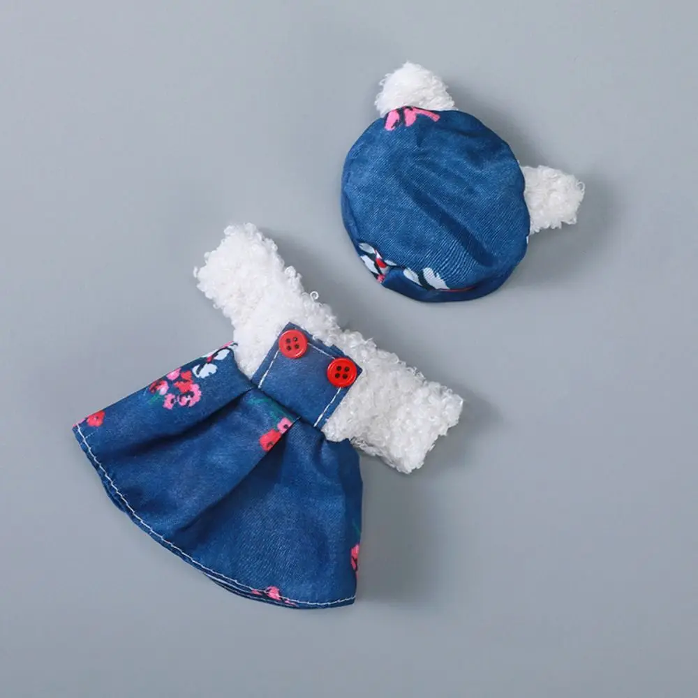 Detalle de tejido en ropa de muñeca
