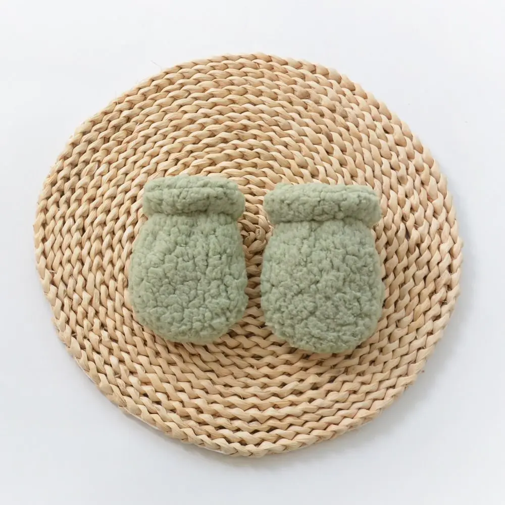 Guantes para bebé en tono verde