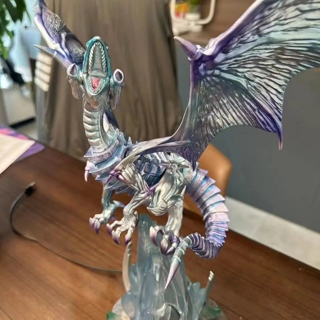 Figura Blue-Eyes White Dragon en PVC con soporte