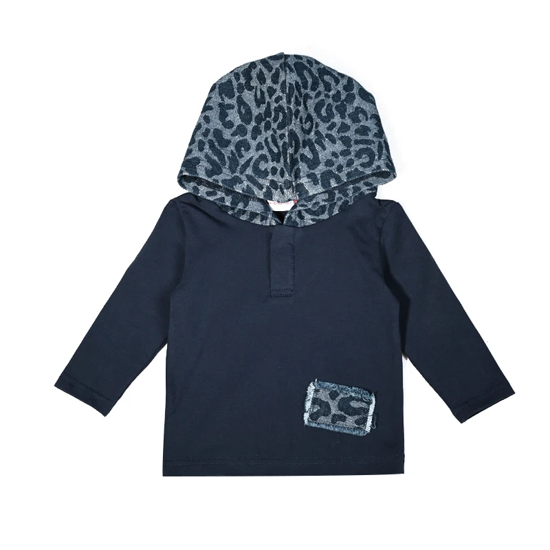 Conjunto mezclilla azul con estampado leopardo para niños - imagen 4