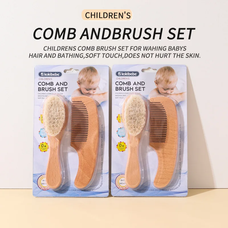 Cepillo para bebé con pelo suave y peine de madera en el baño