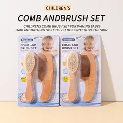 Cepillo para bebé con pelo suave y peine de madera en el baño