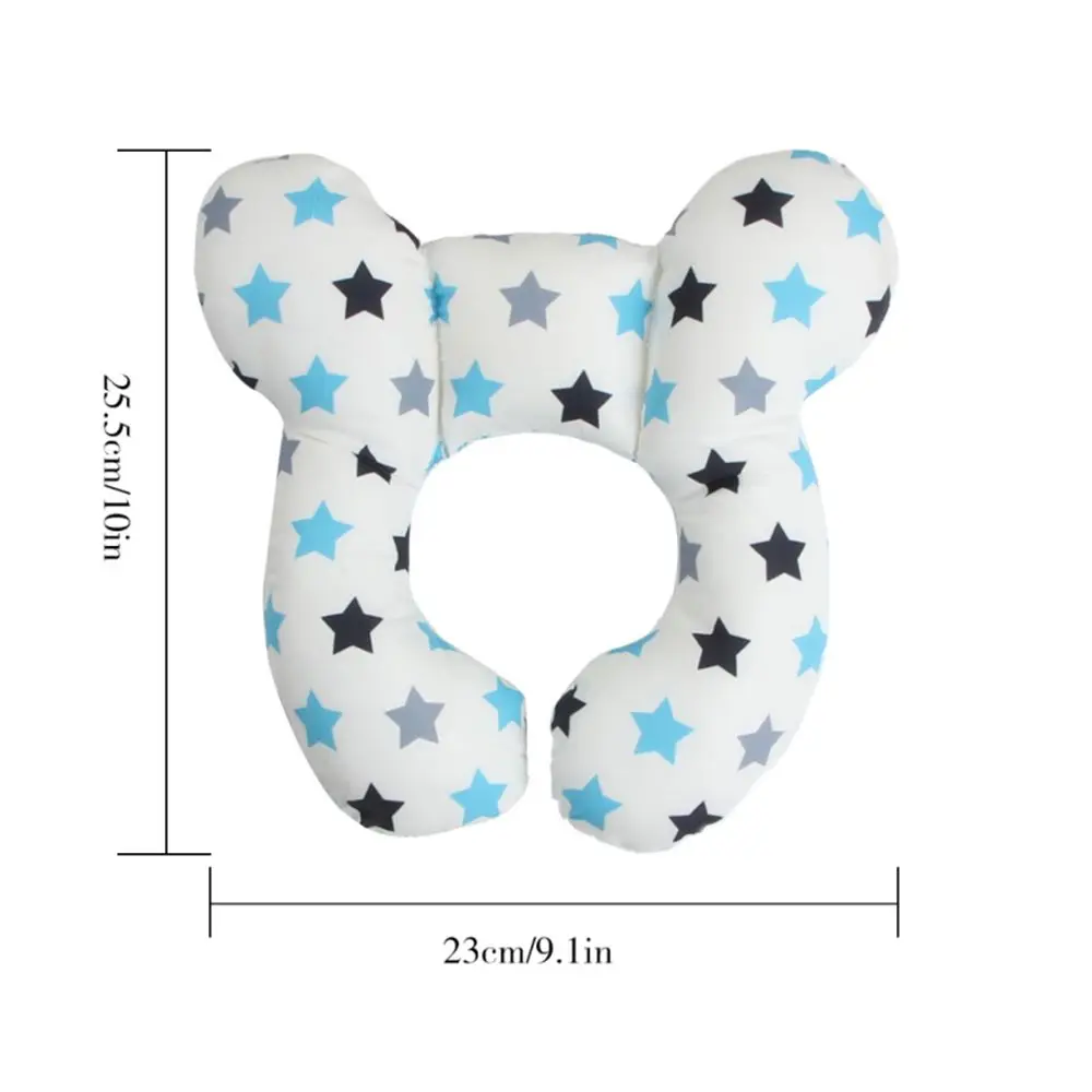 Almohada instalada en reposacabezas de asiento infantil