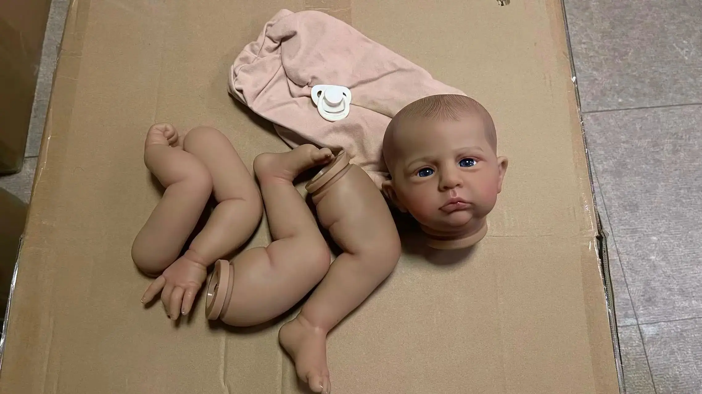 Muñeca Reborn Cameron pintada: bebé realista con muchos detalles - imagen 5