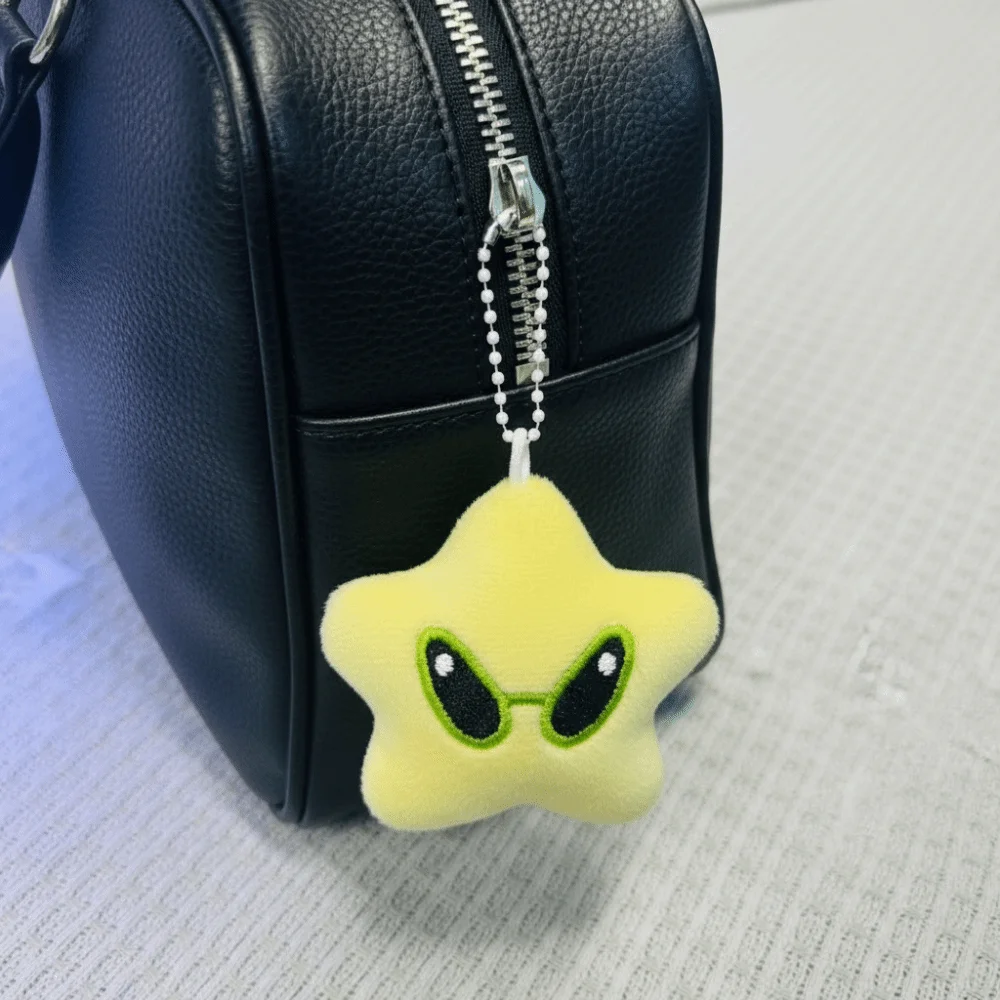 Detalle del sistema de enganche del colgante para móvil y mochila