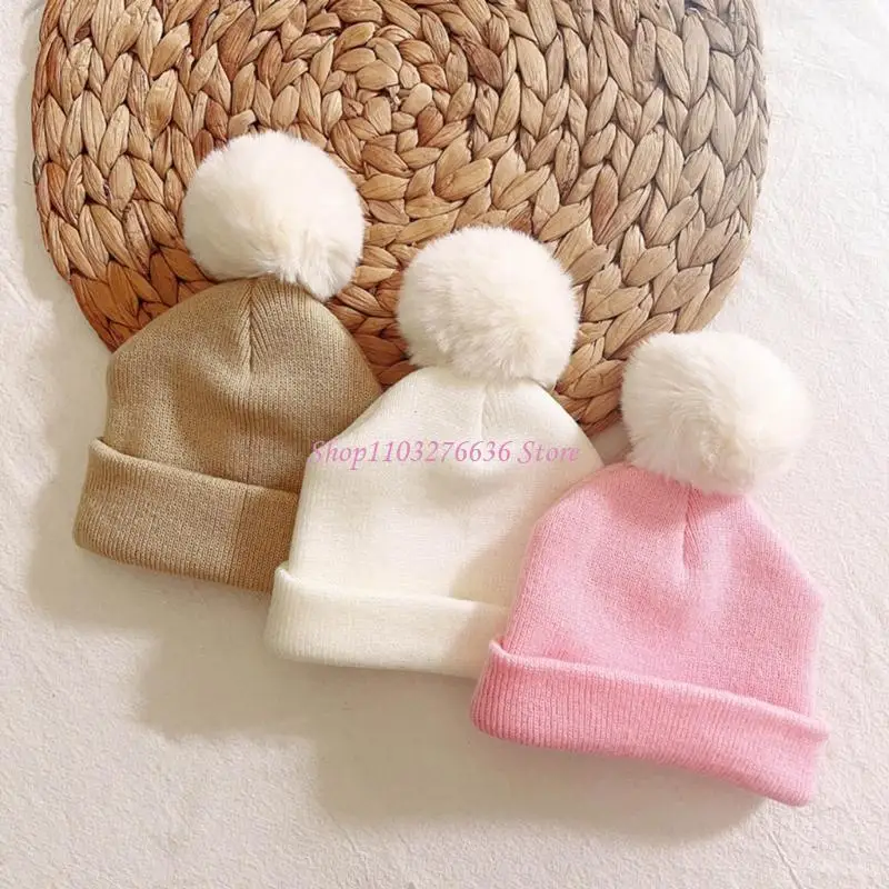 Detalle del pompón esponjoso del gorro infantil