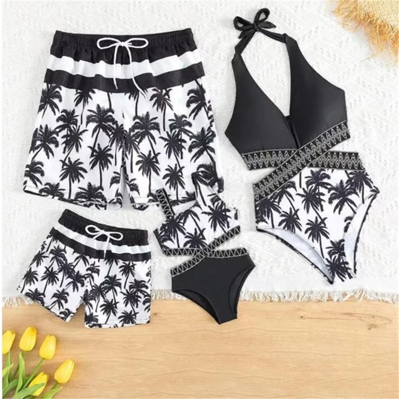 Conjunto mamá e hija con bikini estampado y bañador infantil