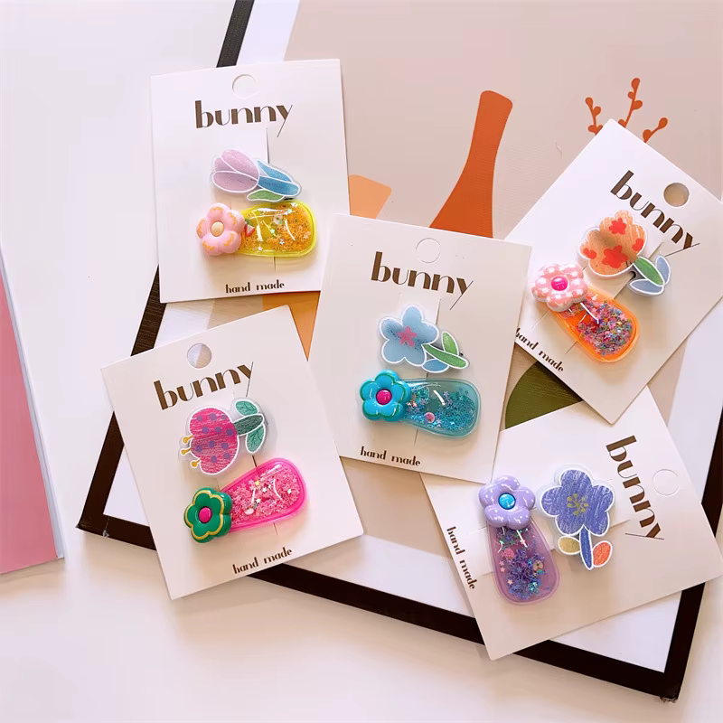 Selección de pinzas para el cabello con flores en diversos colores y estilos