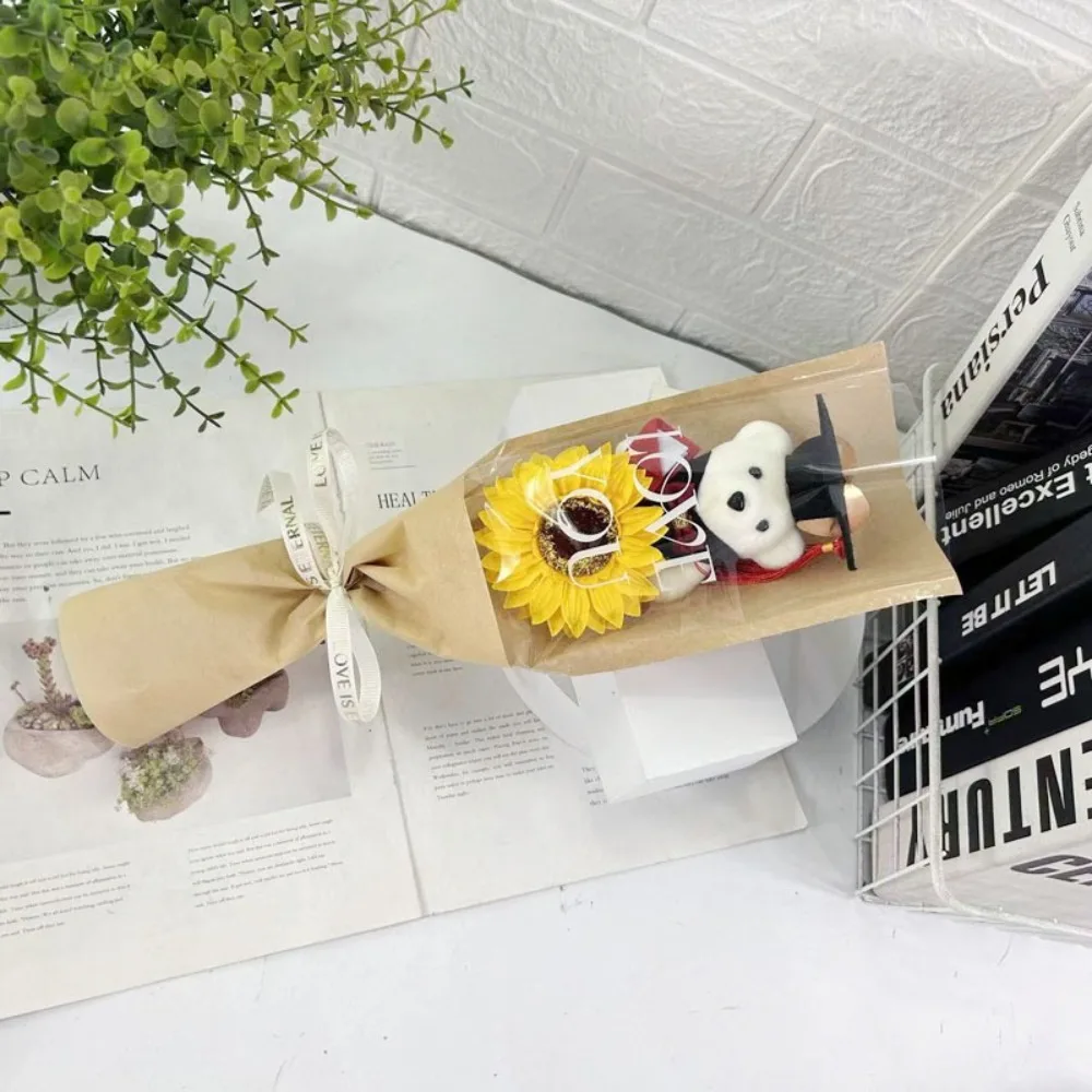 Ramo oso peluche con flores de girasol para graduación - imagen 3