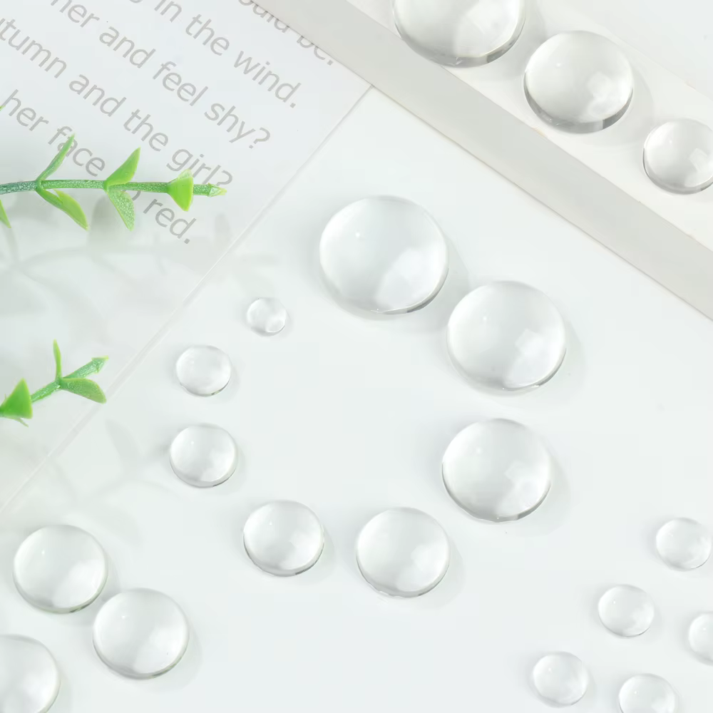Ojos de cristal sobre superficie de trabajo