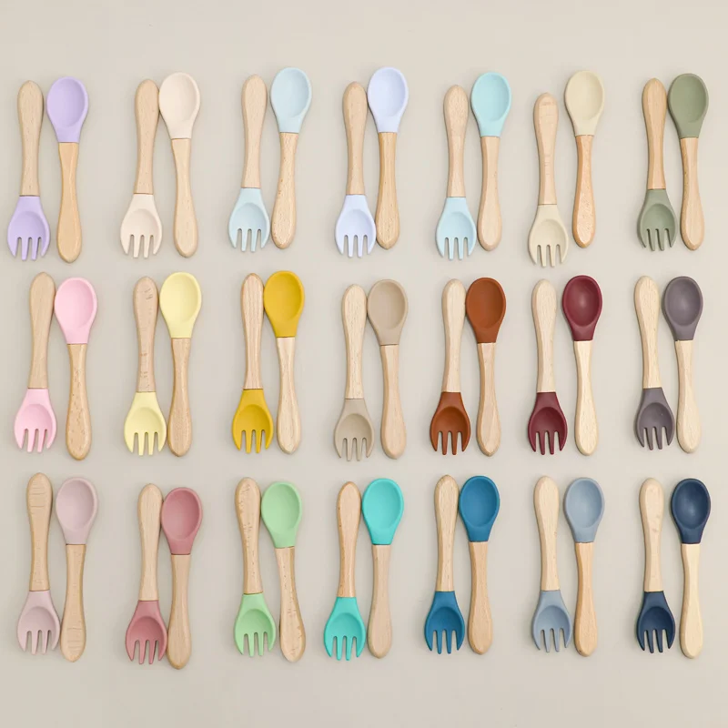 Cuchara y tenedor de silicona con mango de madera ergonómico para bebé - imagen 3
