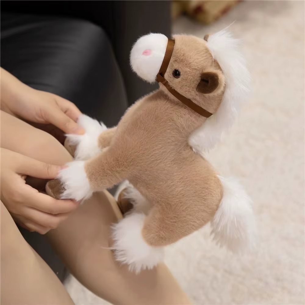 El caballo de peluche visto desde un lateral con su crin y cola