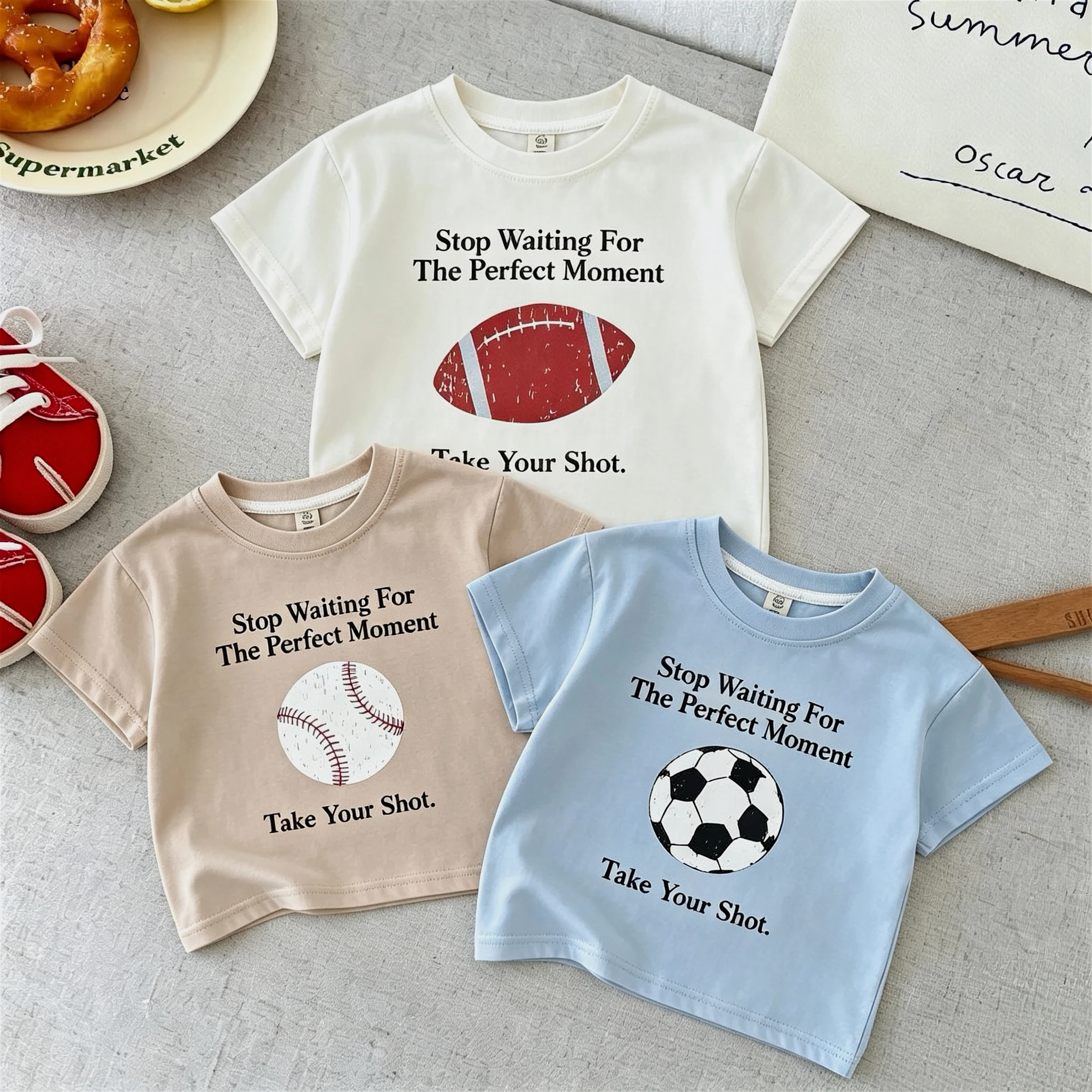 Camiseta de niño para verano de manga corta con estampado de bolas - imagen 2