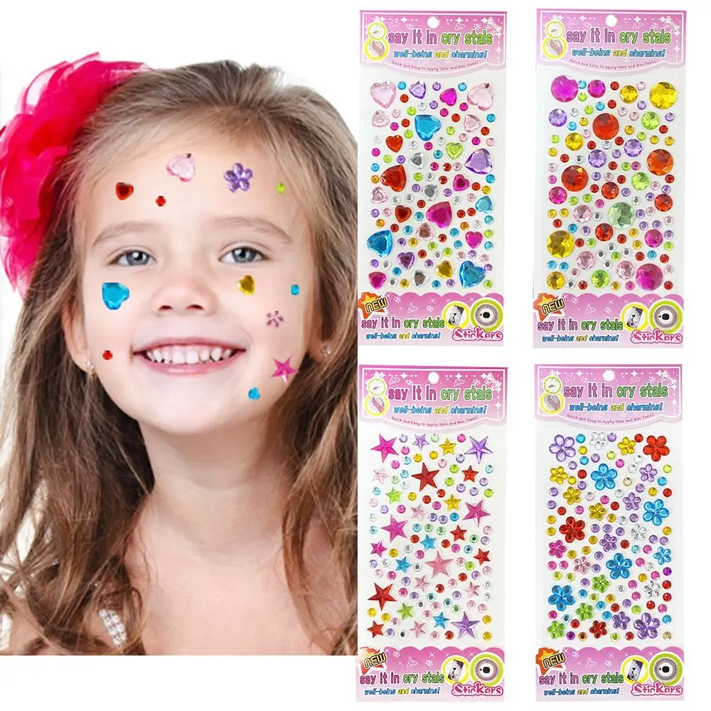 Diamantes brillantes en una hoja creativa