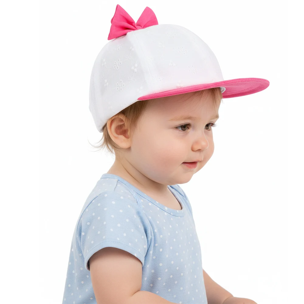 Detalle del lazo de encaje y la visera del sombrero infantil