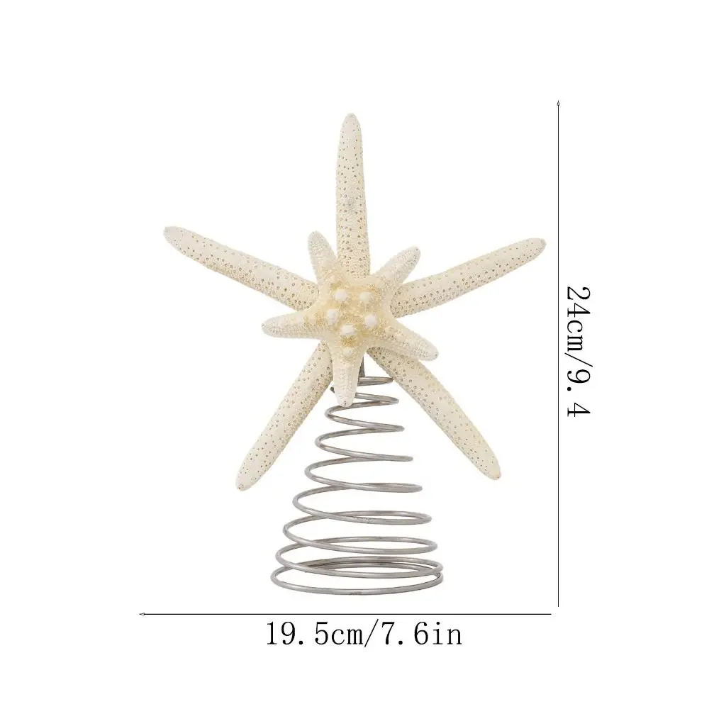 Adorno de estrella de mar de hierro sobre la copa del árbol