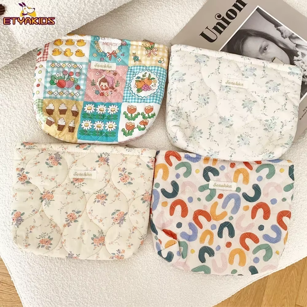 Bolso portapañales con estampado infantil y cremallera - imagen 2