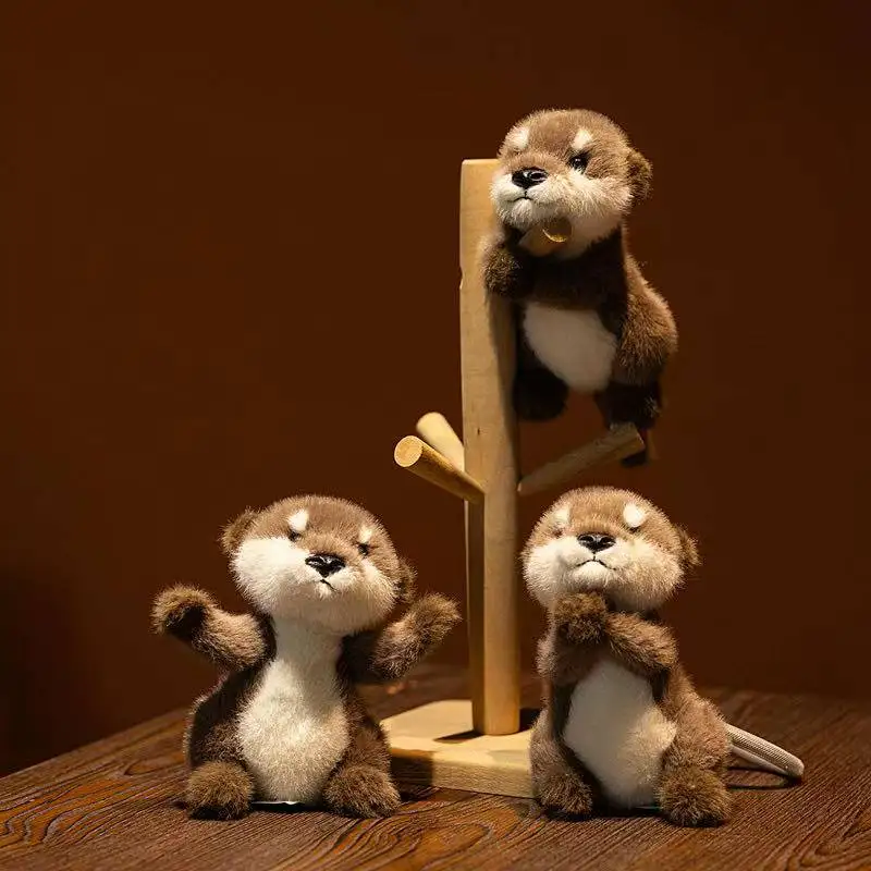 Detalle del peluche de nutria colgante