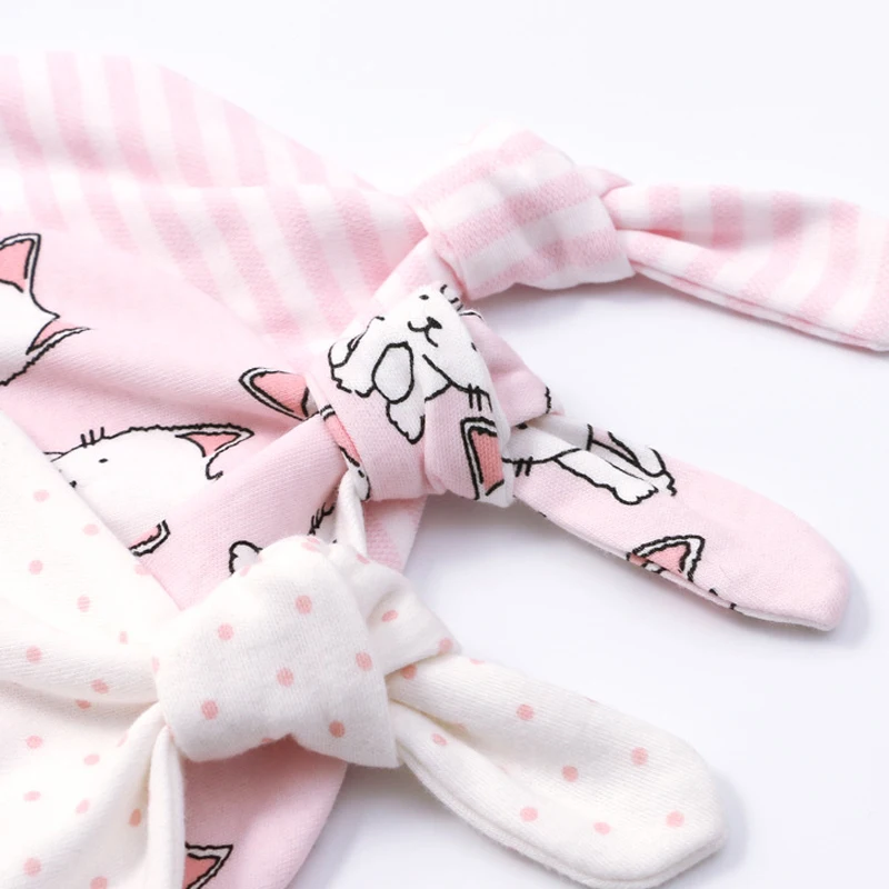 Gorro rosa con lazos