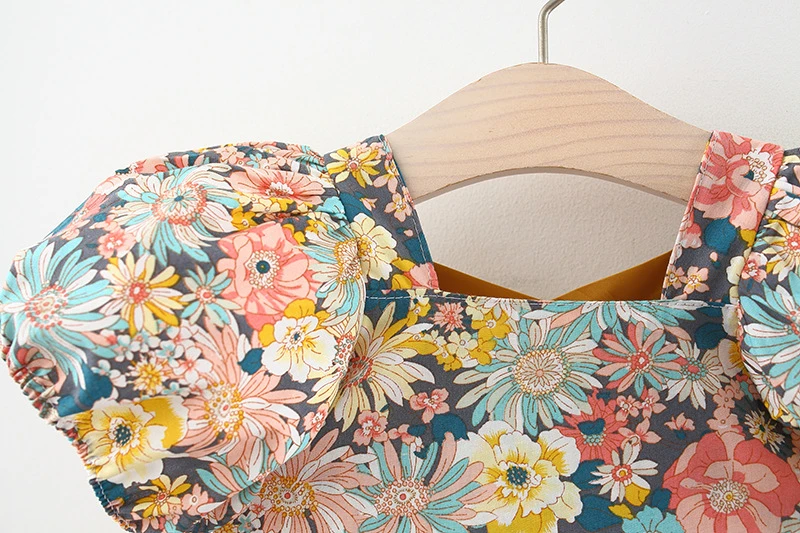 Detalle del lazo trasero y acabado de costuras