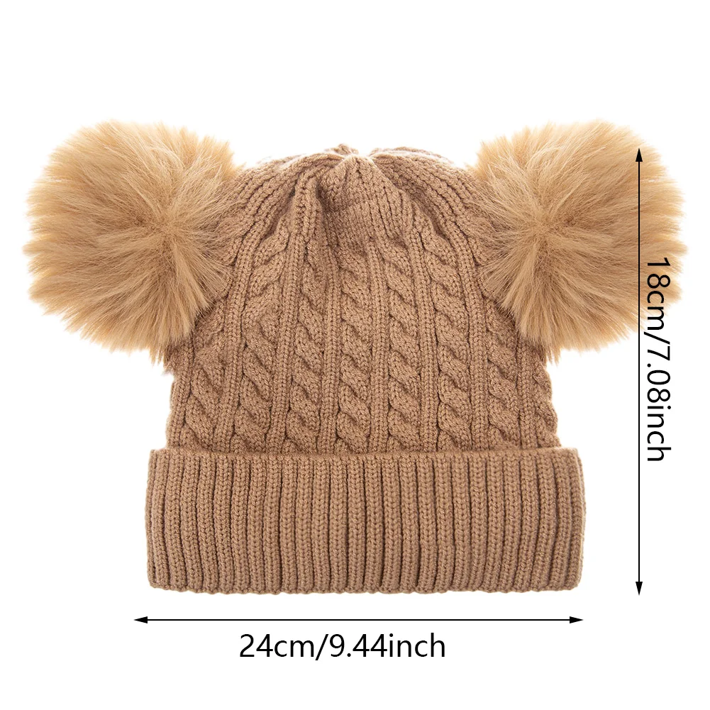 Gorro verde con pompón en uso infantil