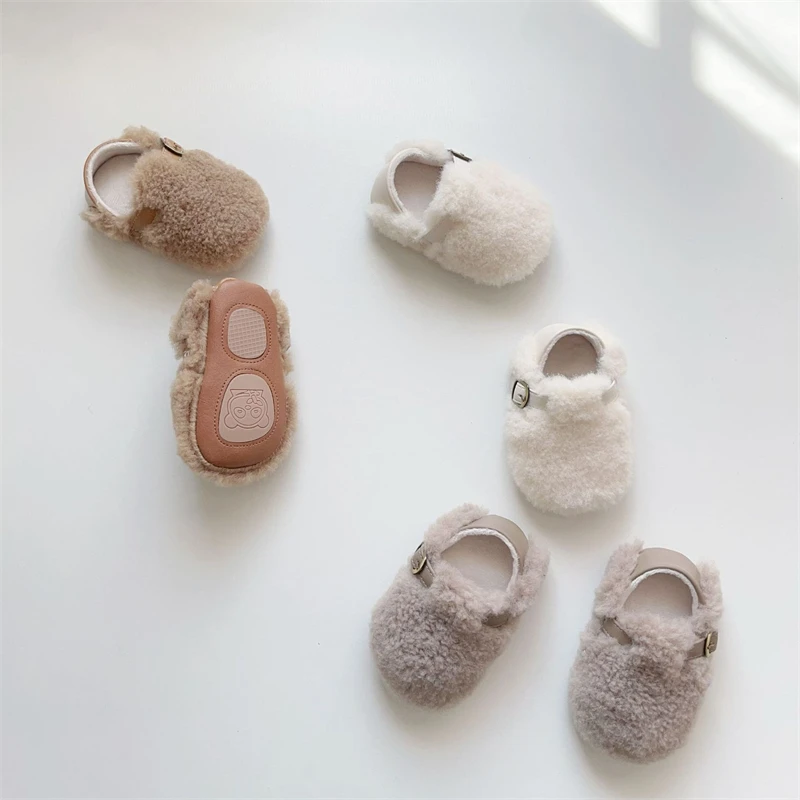 Detalle de la suela blanda y flexible del zapato infantil