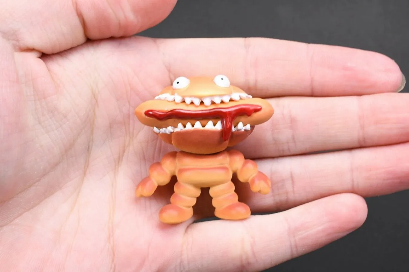Stasto figura de colección: monstruo gris en cápsula para niños - imagen 2