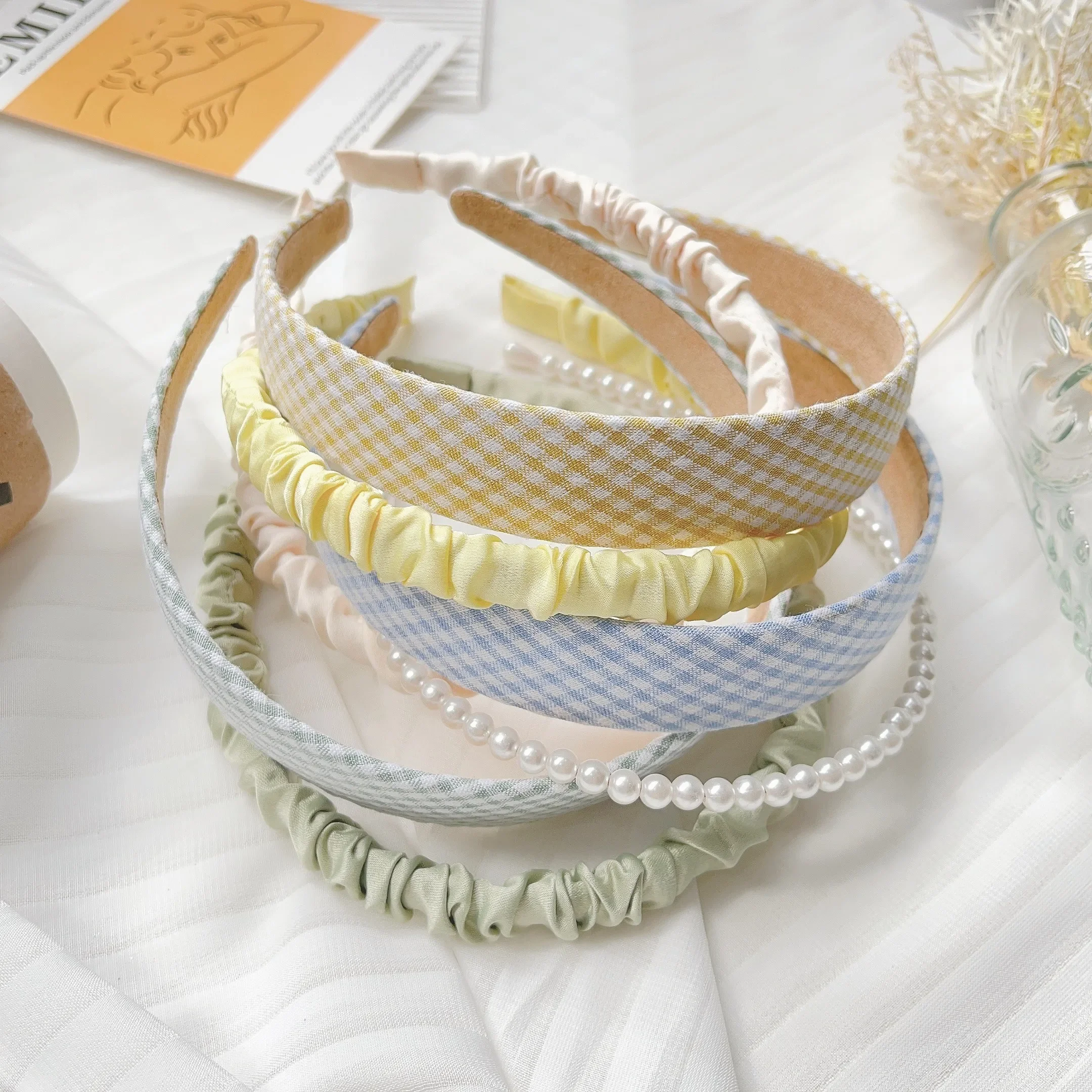 Diadema de tela con perlas y flores para niña - imagen 4