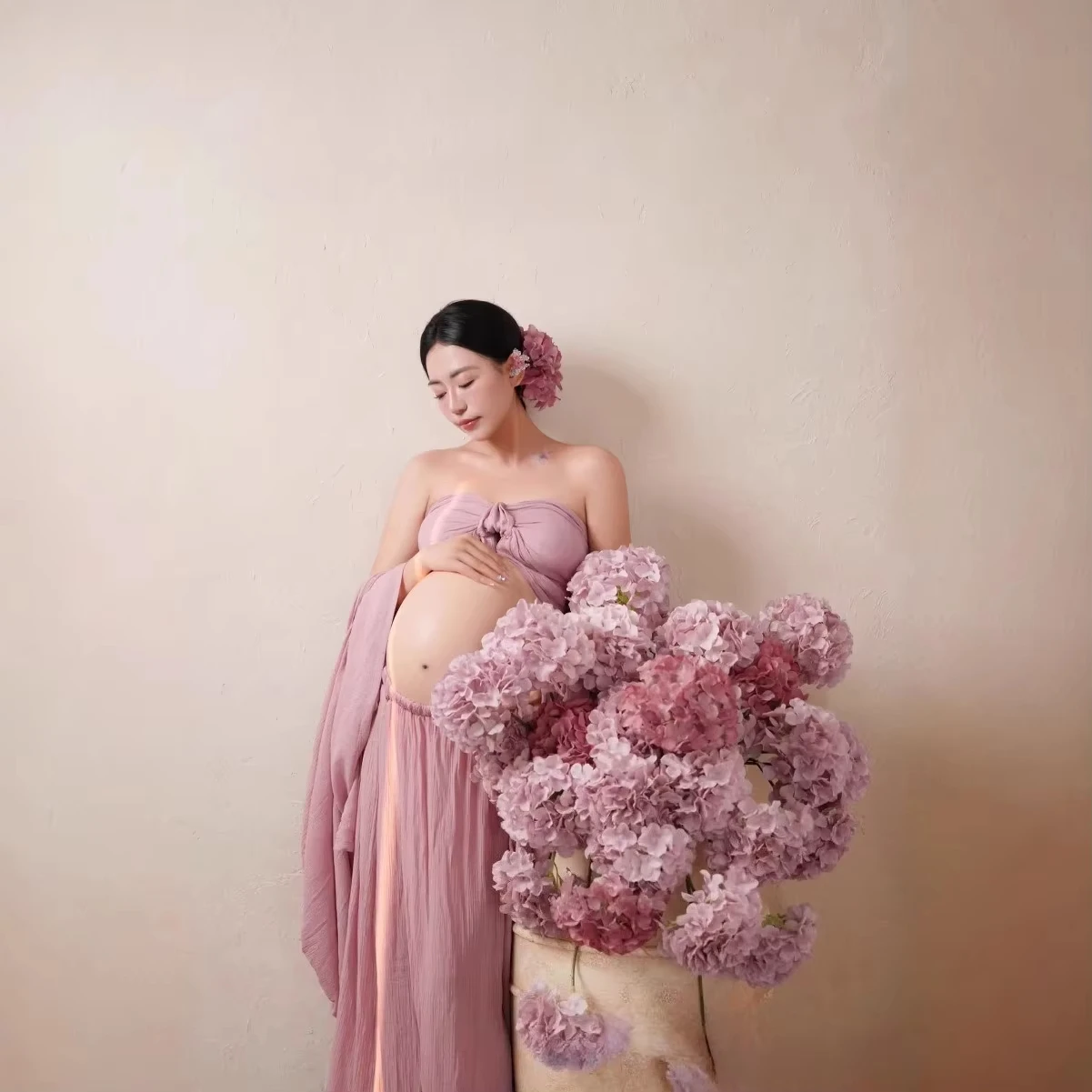 Vestido premamá rosa elegante para sesión de fotos - imagen 4