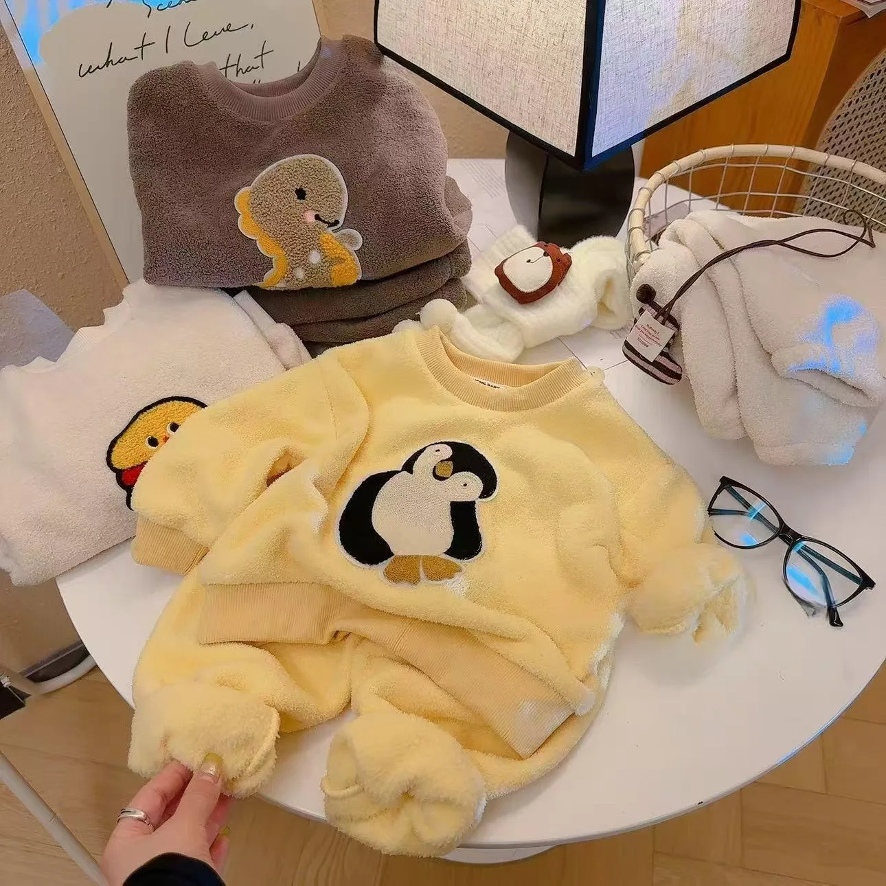 Conjunto acolchado con diseño colorido para niños