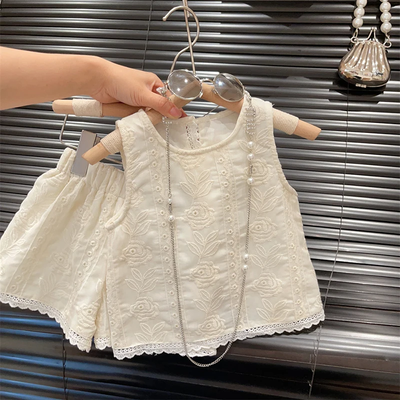 Conjunto de verano niña con chaleco floral bordado y pants de encaje