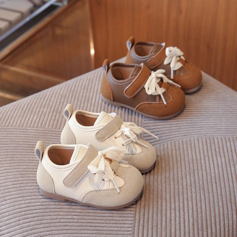 Detalle de zapatilla infantil para uso exterior
