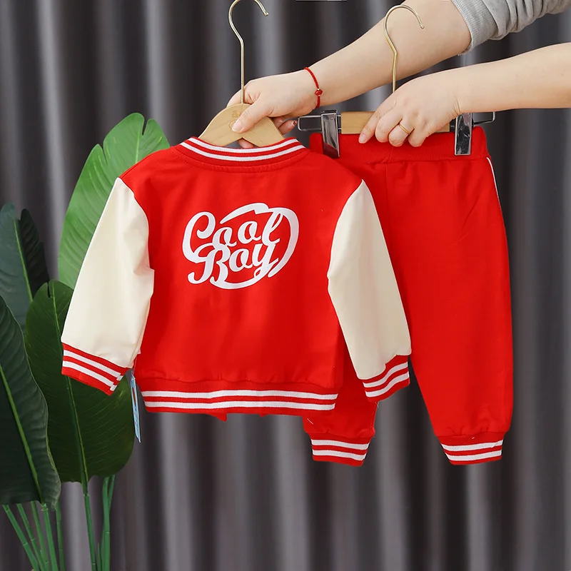 Conjunto completo de chándal infantil con parches decorativos