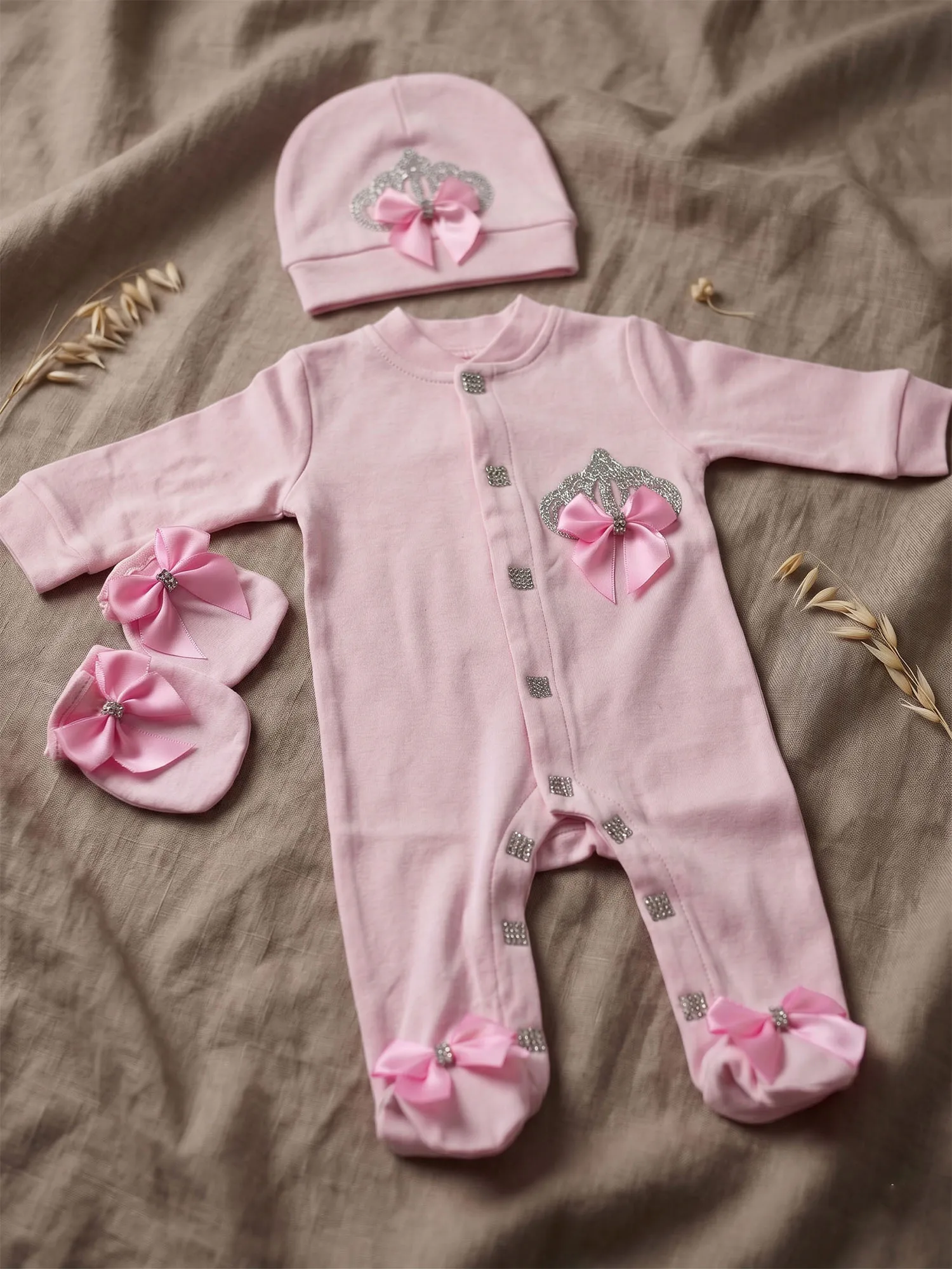 Conjunto bebé recién nacido de lujo con pelele, gorro y manoplas - imagen 3