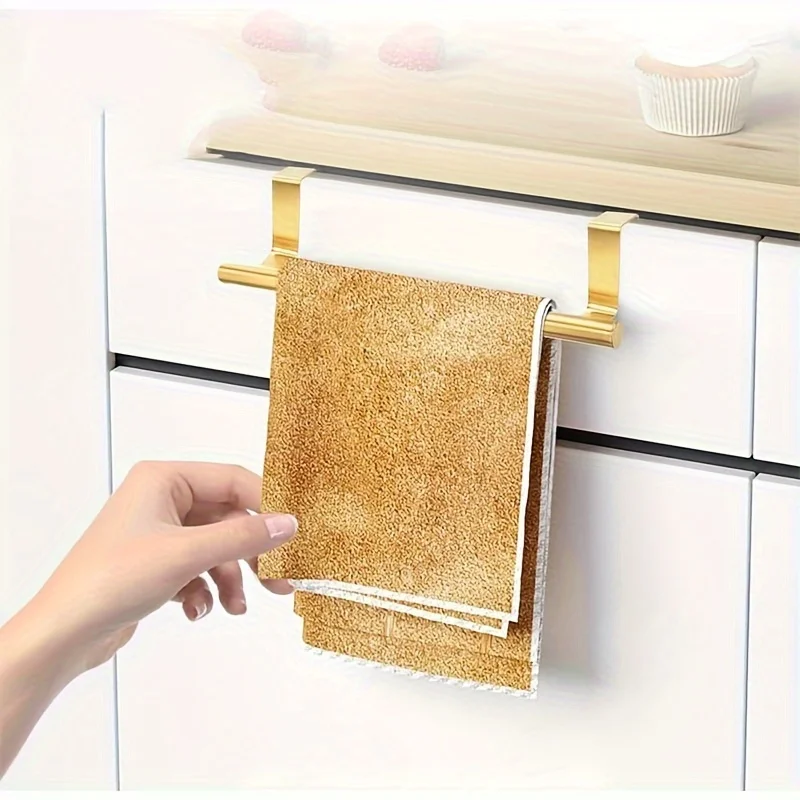 Toallero dorado usado en cocina con paños de cocina