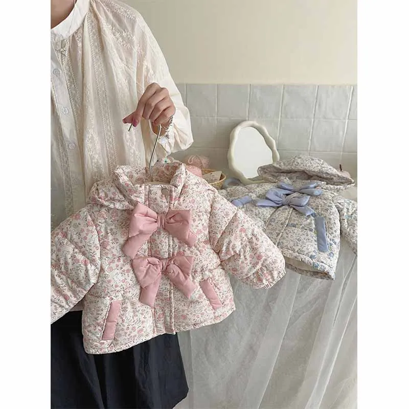Abrigo infantil acolchado de invierno con capucha y lazo - imagen 4